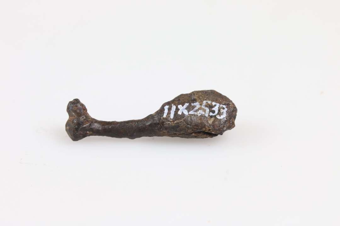 Fragment af ornamenteret jerngenstand. Anvendelse? Længde: 3 cm., Konserveret