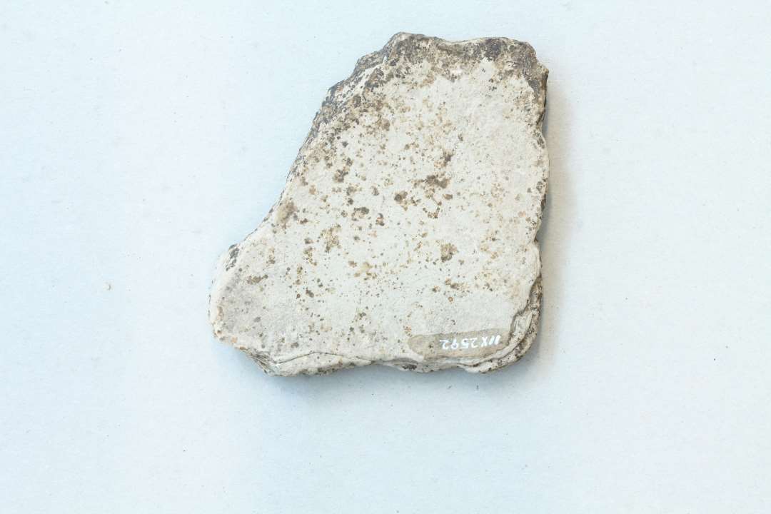 Fragment af gulvflise? Mål: 12x9 cm. 
