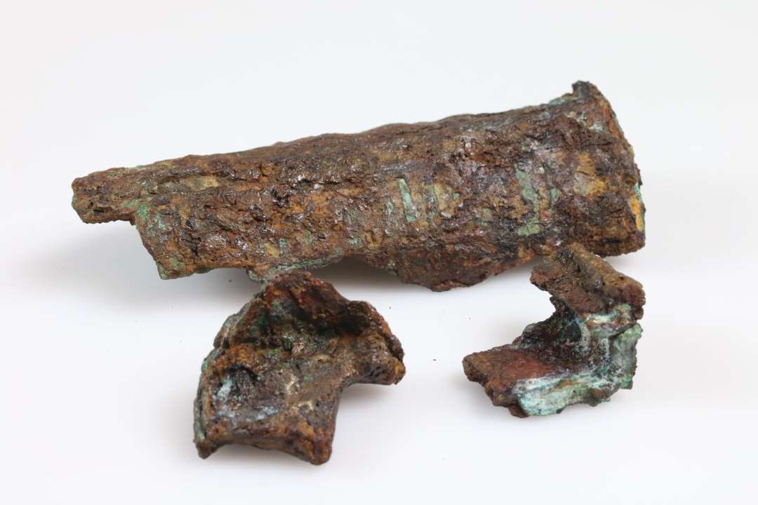 Fragment af stor jernlås med bronzeindhold. Største mål: 10 cm., I tre deleKonserveret