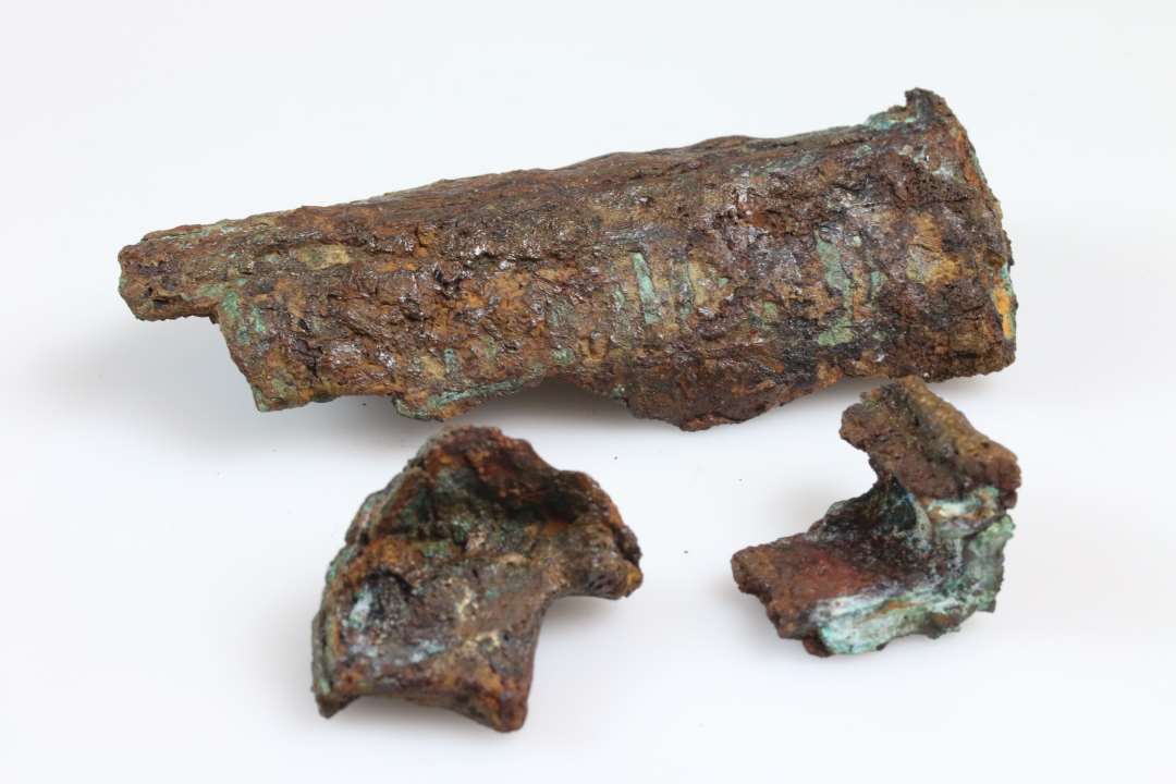Fragment af stor jernlås med bronzeindhold. Største mål: 10 cm., I tre deleKonserveret