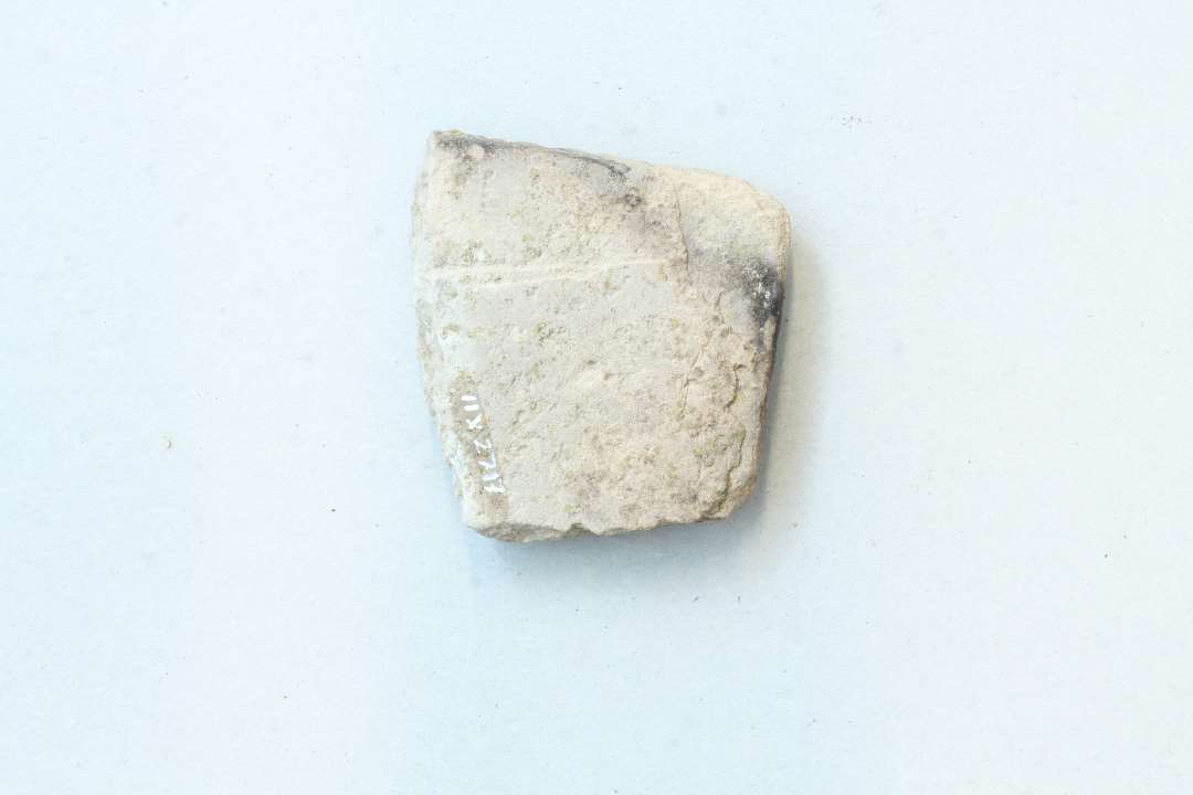 Fragment af flise? 7 x 6½ x 1½ cm.