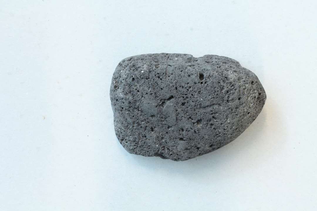 Pimpsten/polérsten?  Let, blærefyldt sten m. rundede former, som sandsynligvis har været anvendt til slibning/polering, største længde 11 cm.