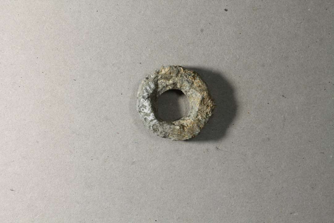 Blyring.  støbt ring af bly ø 2,5 cm med meget nedbrudt overflade. Det ligner ikke et smykke. Tenvægt?