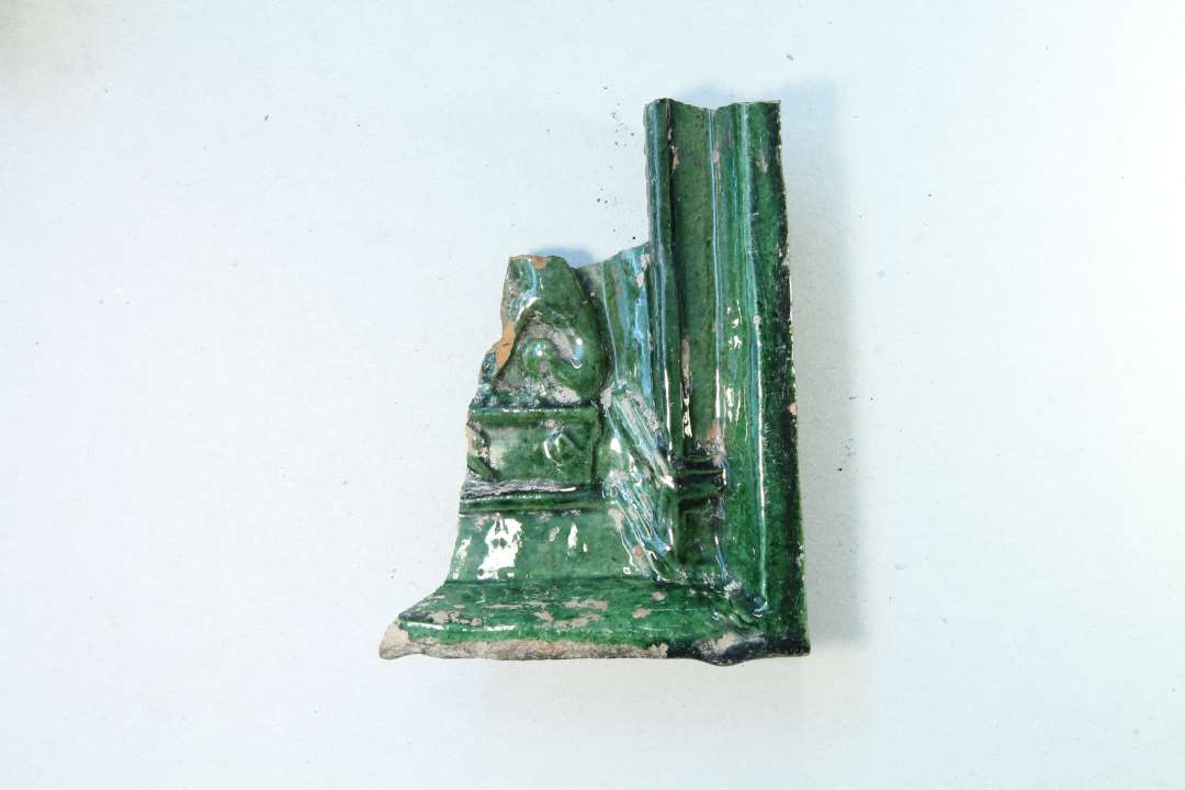 Fragmenter af grønglaseret kakkel.