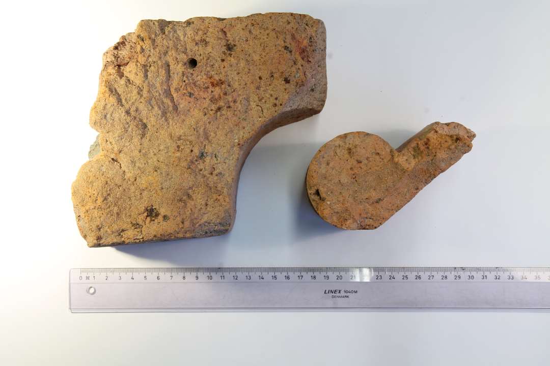 2 fragmenter af munkeformsten