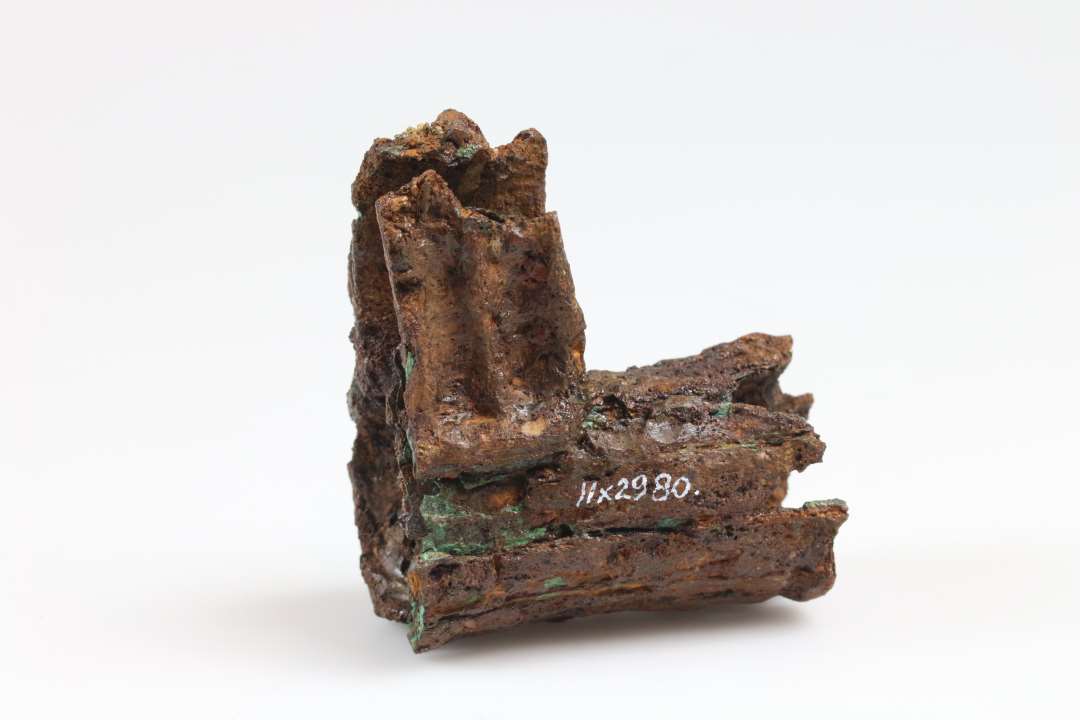 Fragment af stor jernlås med kobberindgold. Længde: ca 6 cm., Diameter på cylinder: ca 3 cm. Konserveret