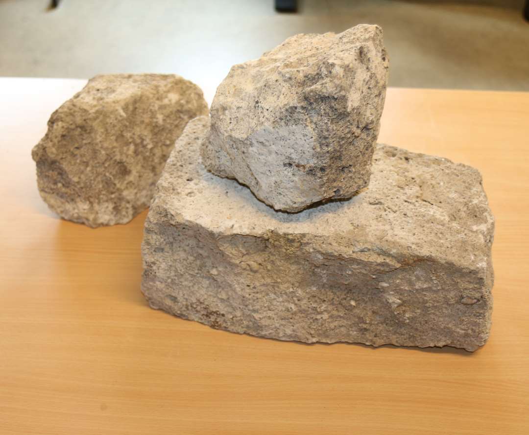 3 store fragmenter af tufsten, det ene muligvis komplet. Mål henholsvis ca. 36 x 20 x 13 cm., 12 cm., og ca. 13 cm.