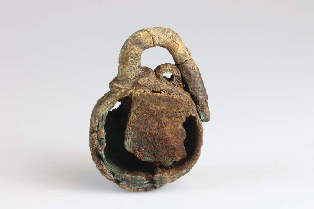 Fragmenteret hængelås. Jern/bronze. Diameter på låsehus: 5,4 cm., største mål med bøjle: ca 8 cm., Konserveret