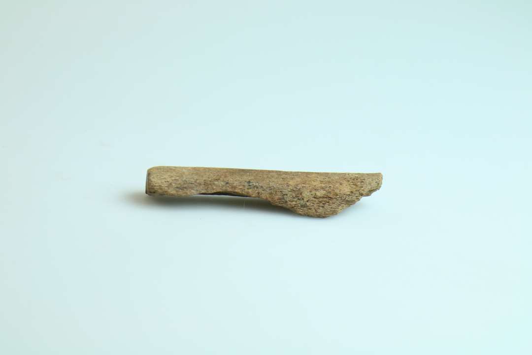 Fragment af knivskæfte, fremstillet af tak (det er vist ben) (8 x 1,5 cm), med 8-kantet tværsnit.