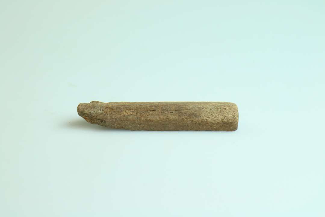 Fragment af knivskæfte, fremstillet af tak (det er vist ben) (8 x 1,5 cm), med 8-kantet tværsnit.