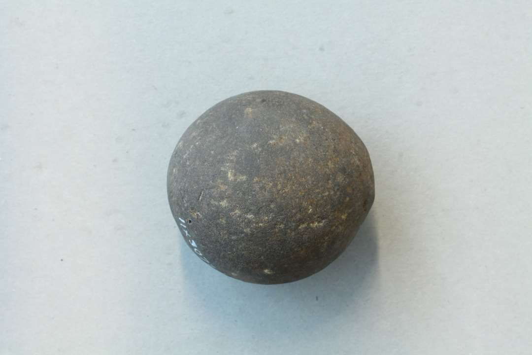 Kugle af granit Ø: 5 cm. Angiveligt en spillekugle. Legetøj