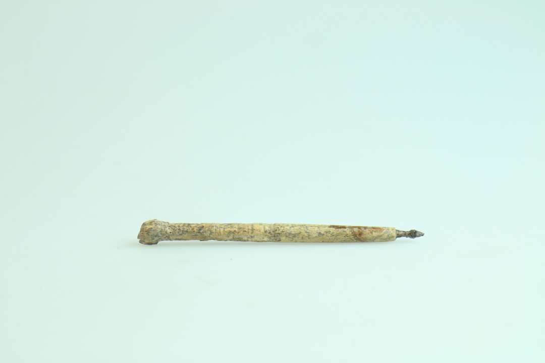 Pergamentprikker (ifølge LCB), med spids af jern og skaft af hvalrostand/elfenben. L: 7 cm.

Stylos, stylus