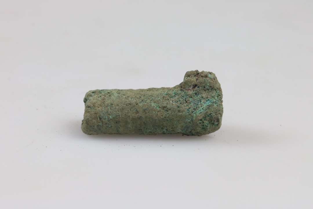 Fragment af bronzelås. Længde: 3,3 cm., Ukonserveret.