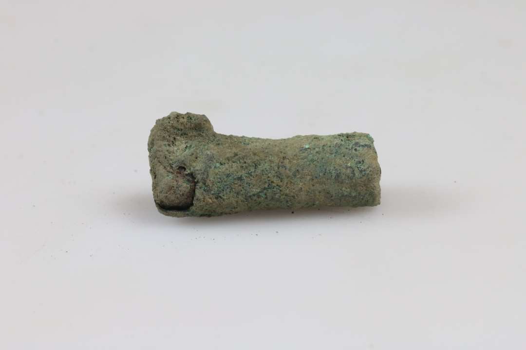 Fragment af bronzelås. Længde: 3,3 cm., Ukonserveret.