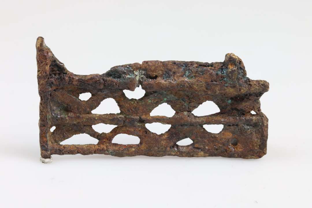 Fladt,  beslag i gennembrudt arbejde, eller evt. del af stort låsehus? jern/bronze Mål: 7,5x4 cm. Konserveret