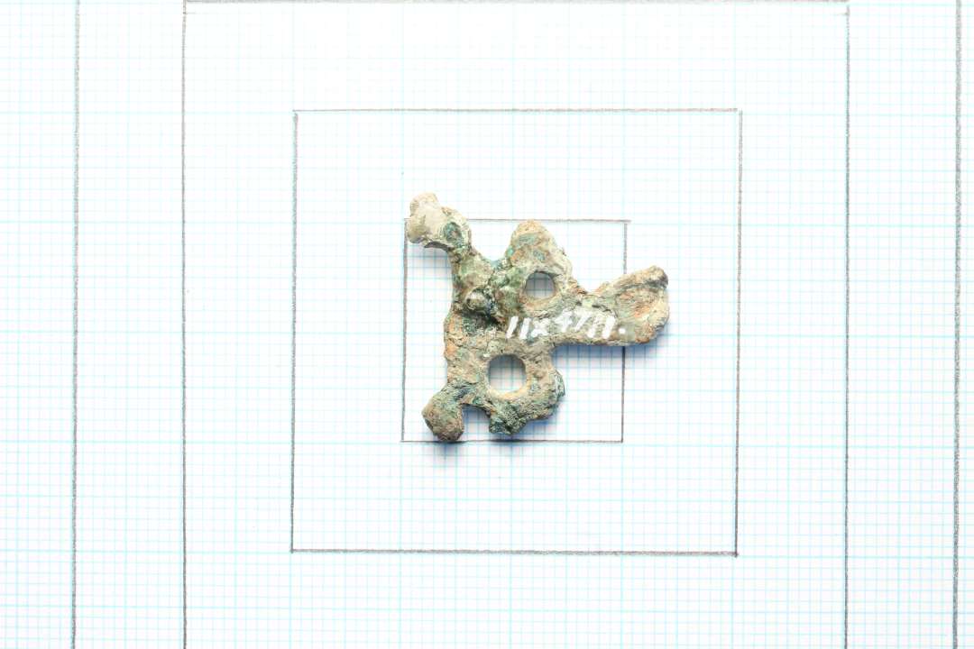  Fragment af fuglefibula, ca. 2,5x2,5 cm. Kons.  Synes at være ret komplet, men med meget nedbrudt overflade.