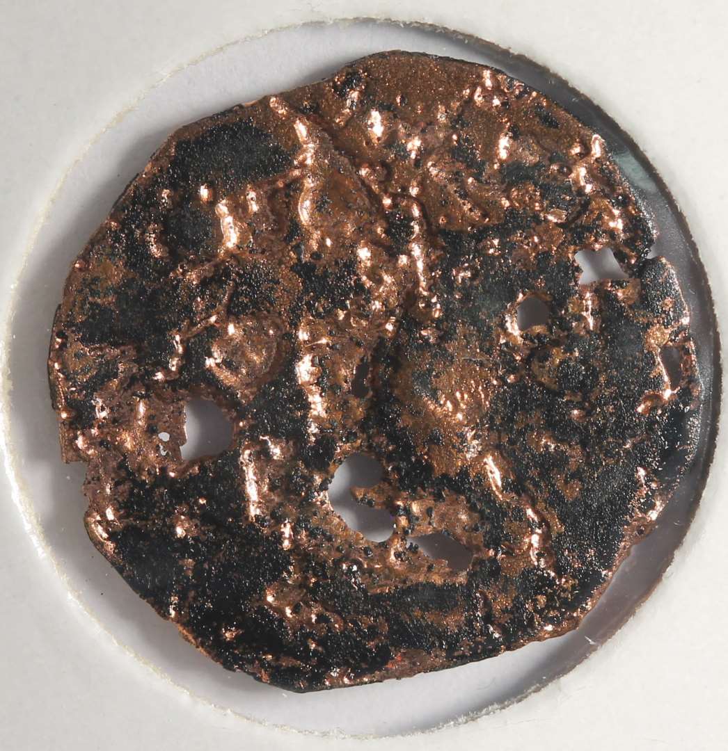 Rx114: p. t. ej bestemmelig, kan renses mere ? (JCM).

Prægerester ses tydeligt på den ene korrosionsskal.

(NM tæller både mønten og dens korrosionsskal med i møntlisten!  159-161. Der er kun én mønt!)