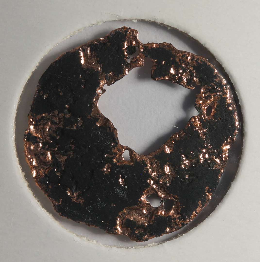 Rx 114:kan p.t. ikke bestemmes. Kan renses mere ? (JCM)

(NM tæller både mønten og begge korrosionsskaller med i møntlisten!  150-152. Der er kun én mønt!)
På den ene korrosionsskal ses en halvmåne, på den anden en stjern eller kors med punkter omkring.