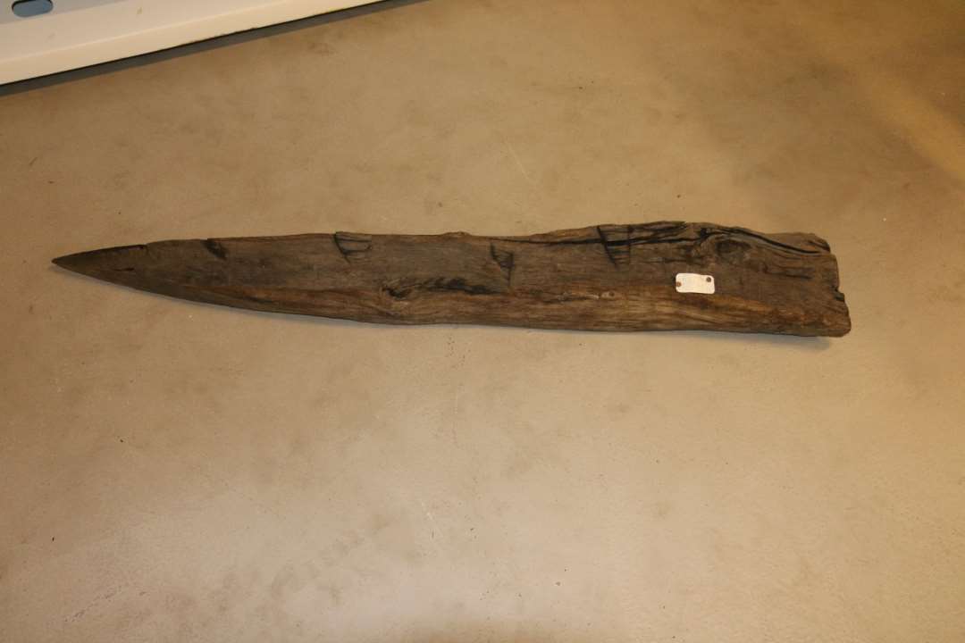 Brønd - spidshuggede planker. Samt tilspidset stolpe, længde: 145 cm., bredde: ca 18 cm.