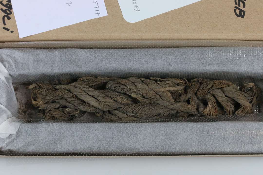 Stumper af meget dårligt bevaret reb omviklet holk A4149, muligvis i forbindelse med holkens nedsænkning. På et af stykkerne sås en knude. Længde: ca 19 cm.