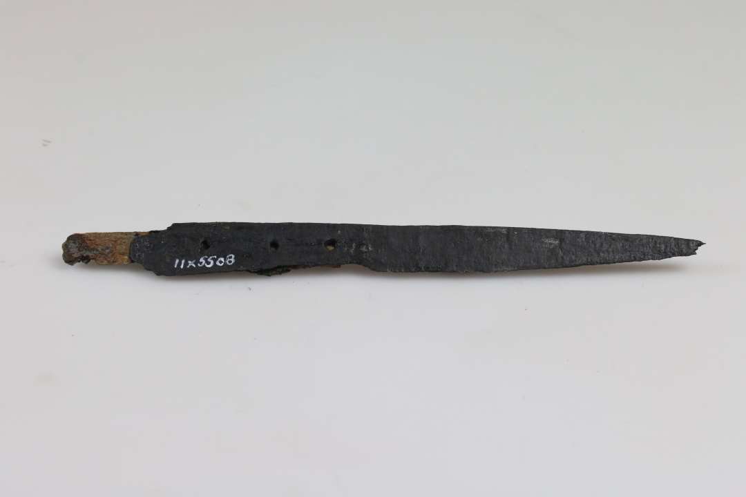 Knivsblad med angel og delvist bevaret håndtag af jern/bronze?, ca. 14,2 cm langt.Samlet længde: 15,5 cm., Konserveret