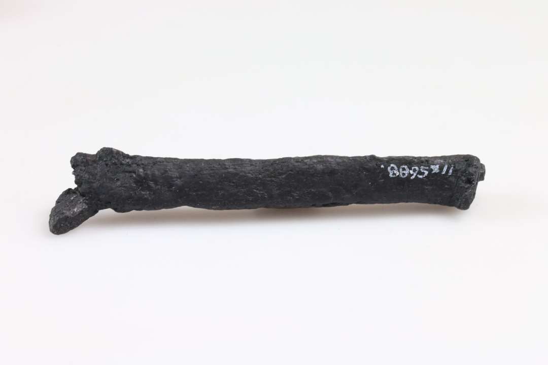 Nøgleskaft af jern. Dekoreret med snoninger. Længde: 9 cm., Konserveret
