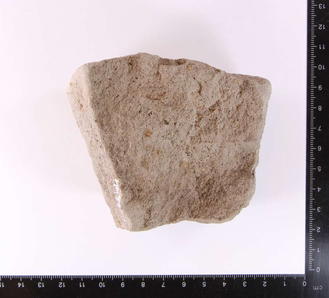 Fragment af kalksten. Største mål ca. 9 cm. Ligner Morterkalksten, men ingen overflade bevaret.