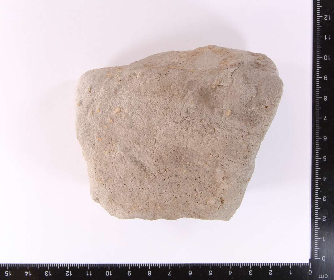 Fragment af kalksten. Største mål ca. 9 cm. Ligner Morterkalksten, men ingen overflade bevaret.
