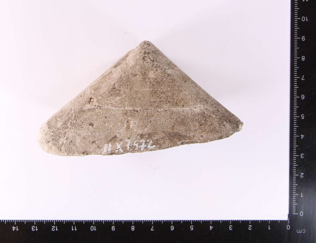 Muligt fragment af morter, måske fra et øre. Mål: 9x4,6x4 cm