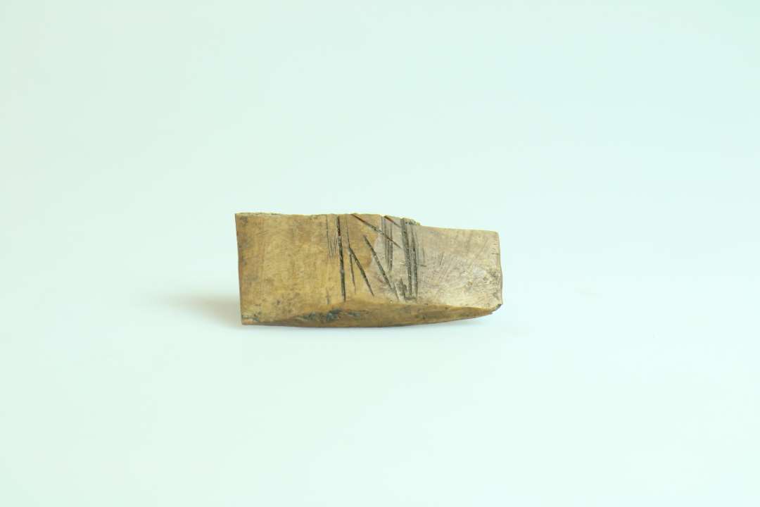 Fragment af mislykket usammensat dobbeltkam.  Længde ca. 5 cm.