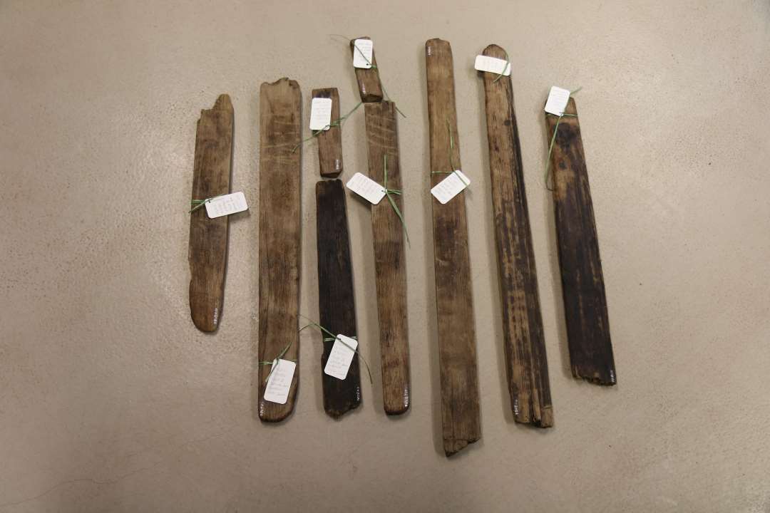 9 stk 6 - 7 cm brede tøndestave af fyr. Tønden var delvist ødelagt af en yngre brønd som er dateret til 1134. Længde: 15-81 cm.