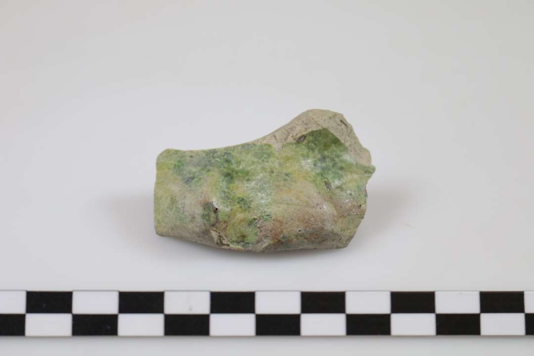 Stentøjsskår med grøn blyglasur