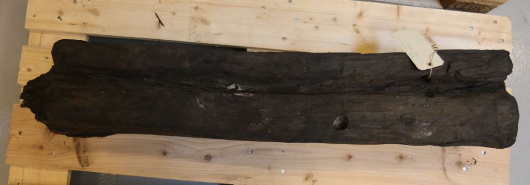 Bulstolpe med notriller på to sider og taphuller. Egestolpen var afbrudt i den ene ende. Er 1,02 m lang og 20-22 cm tyk.