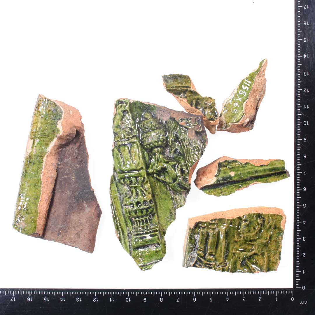 Fragmenter af grønglaserede kakler.