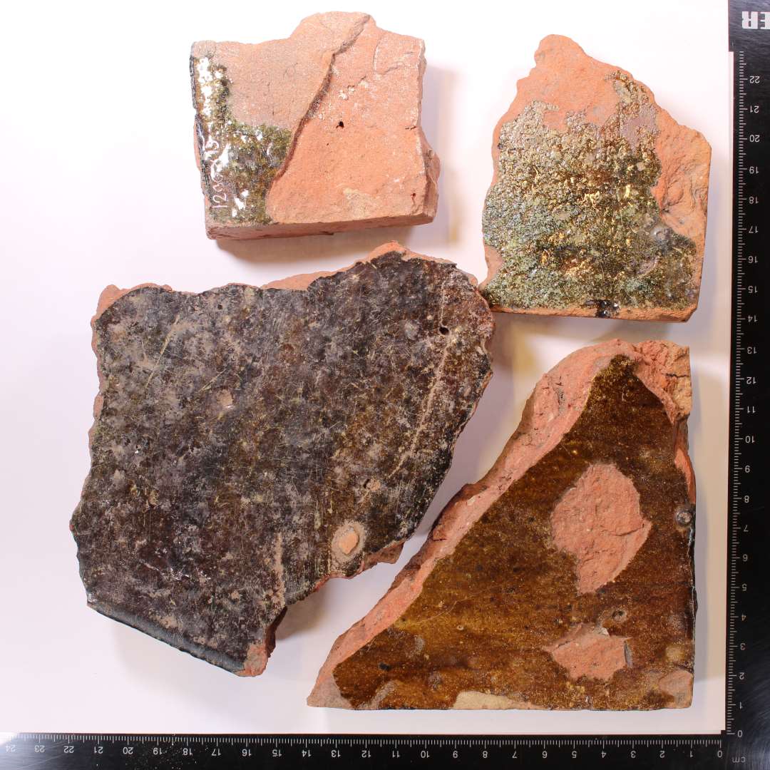 5 stk. fragmenter, hvoraf en er indpakket i mørtel (seperat foto)