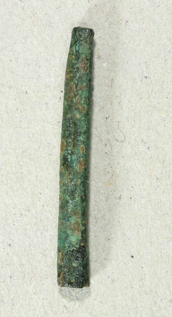 Fragment af kræmmerhusformet snøreendedup. Længde: 2,2 cm.