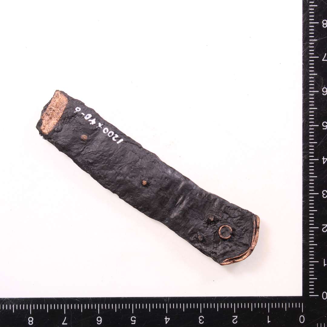 Knivskaft af jern med bronze detaljer. Længde: 7,5 cm.
