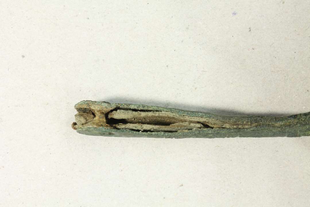Fragment af dupsko med ornamentik. Med isiddende rester af læder. Længde: 7 cm.