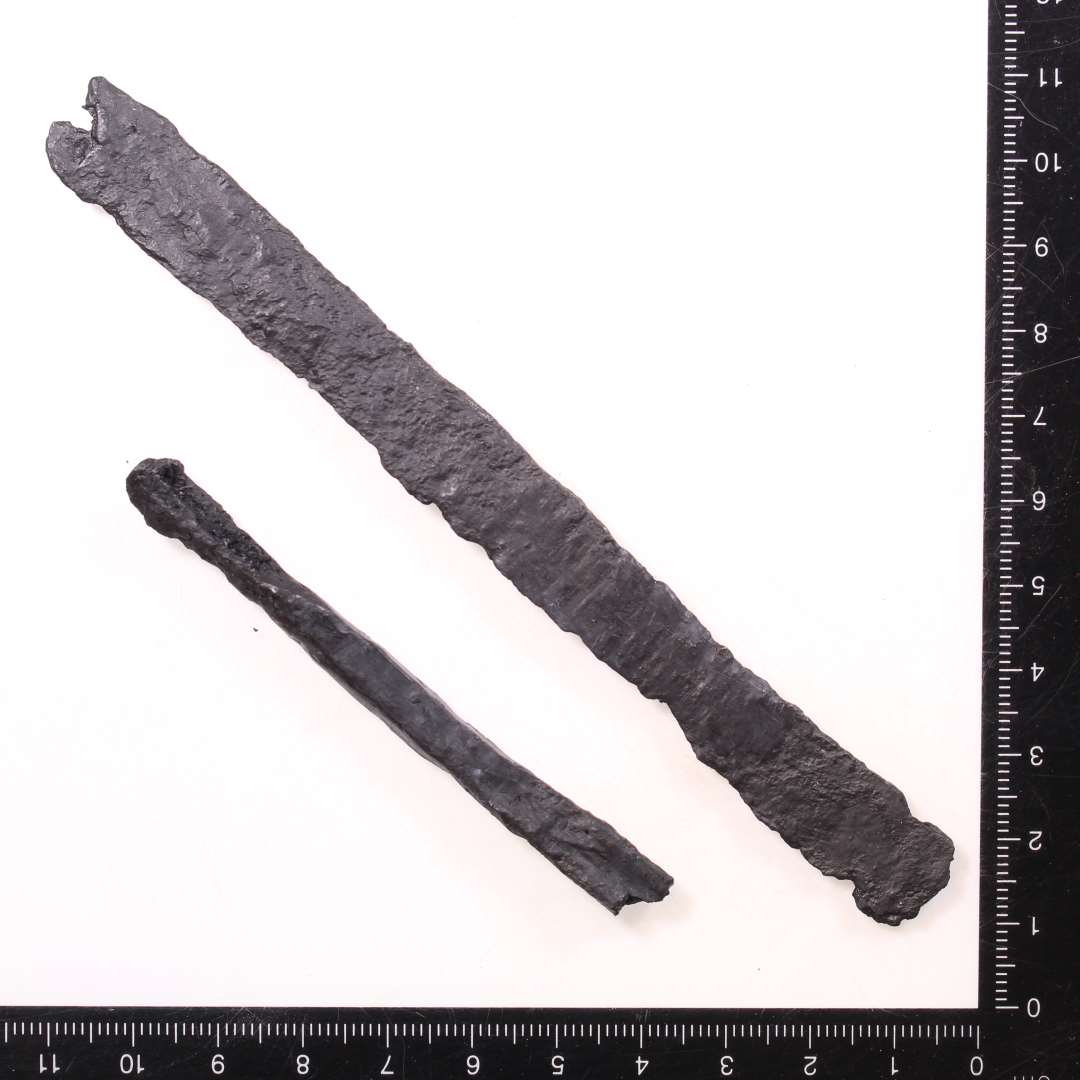 2 stykker aflangt jern. Mål h.h.v.: 12,5 og 14 cm.