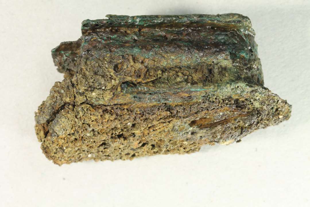 Cylinderlås af jern og bronze. Fragment. Største mål: 6,2 cm.