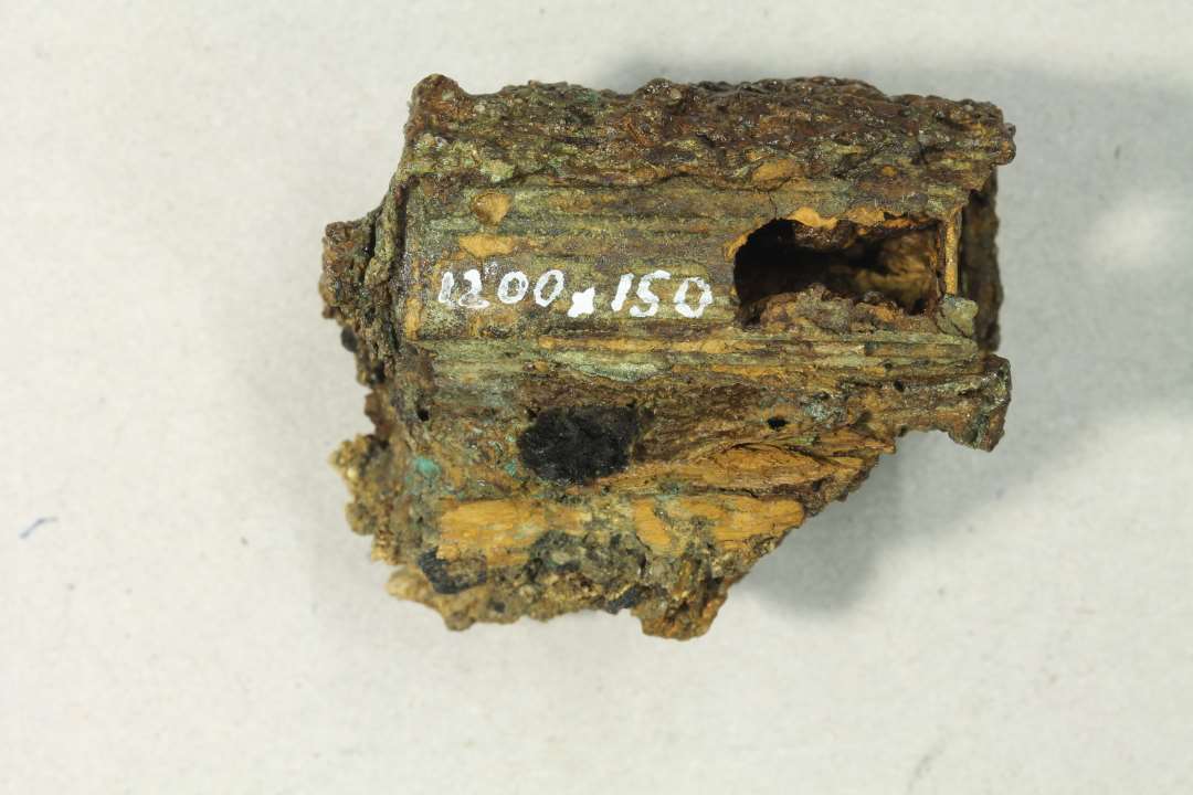Fragment af cylinderlås. Største mål: ca 3,5 cm.