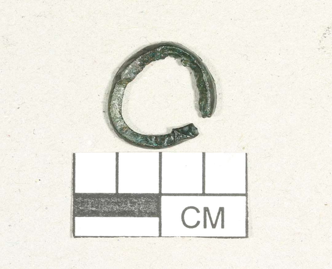 Ring af bronze. Med åbning. Diameter: 1,2 cm.