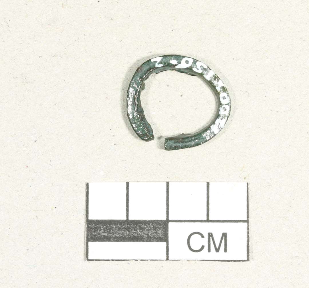 Ring af bronze. Med åbning. Diameter: 1,2 cm.