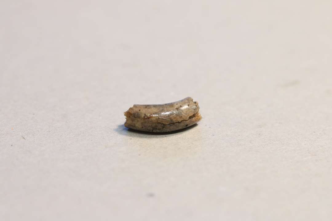 Fragment af glasring. Ydre diameter: ca: 1,8 cm.