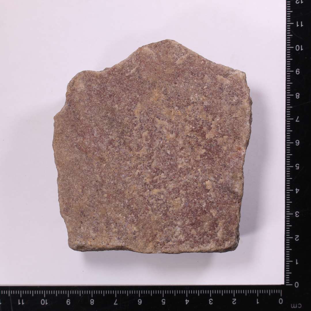 Firkantet, fliseagtigt stykke granit. formentlig naturlig dannelse