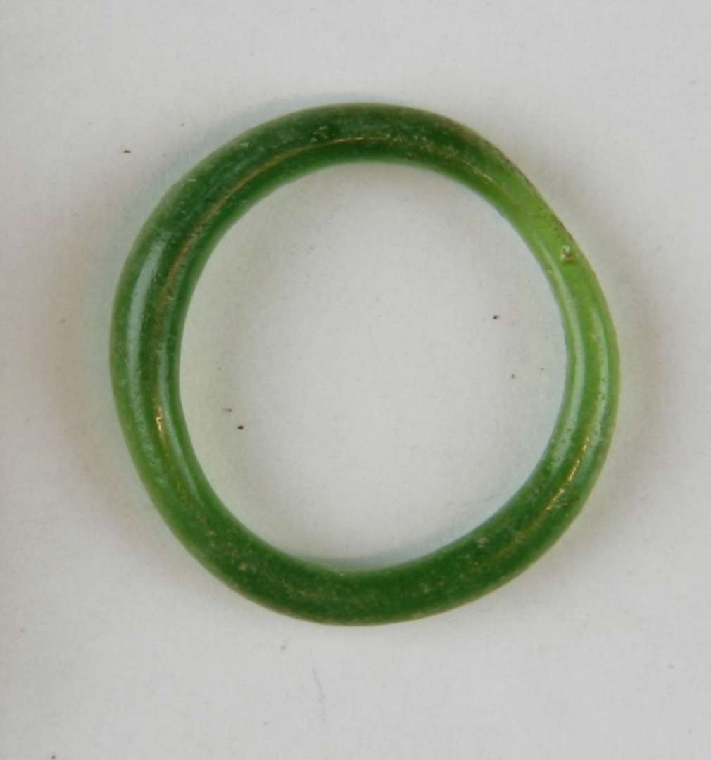 Fingerring af grønt glas. indre d.: 16mm., ydre d.: 19mm.
