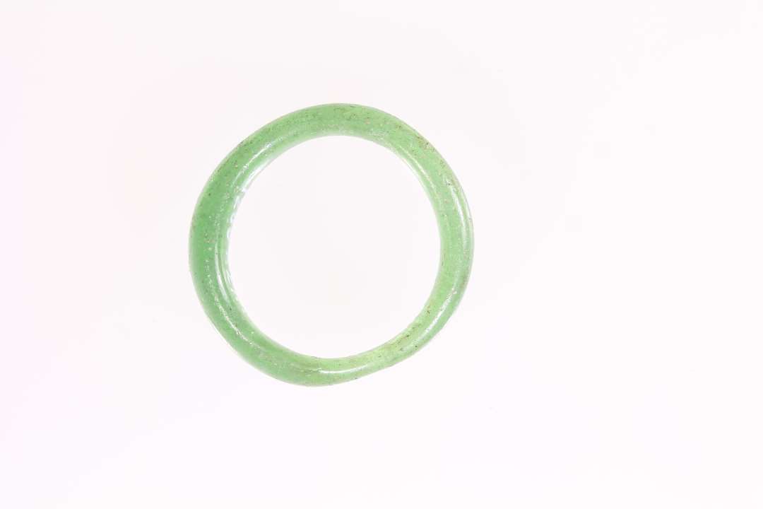 Fingerring af grønt glas. indre d.: 16mm., ydre d.: 19mm.