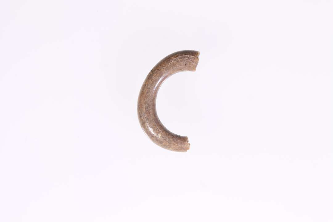Fragment af glasring. Ydre diameter: 1,9 cm.