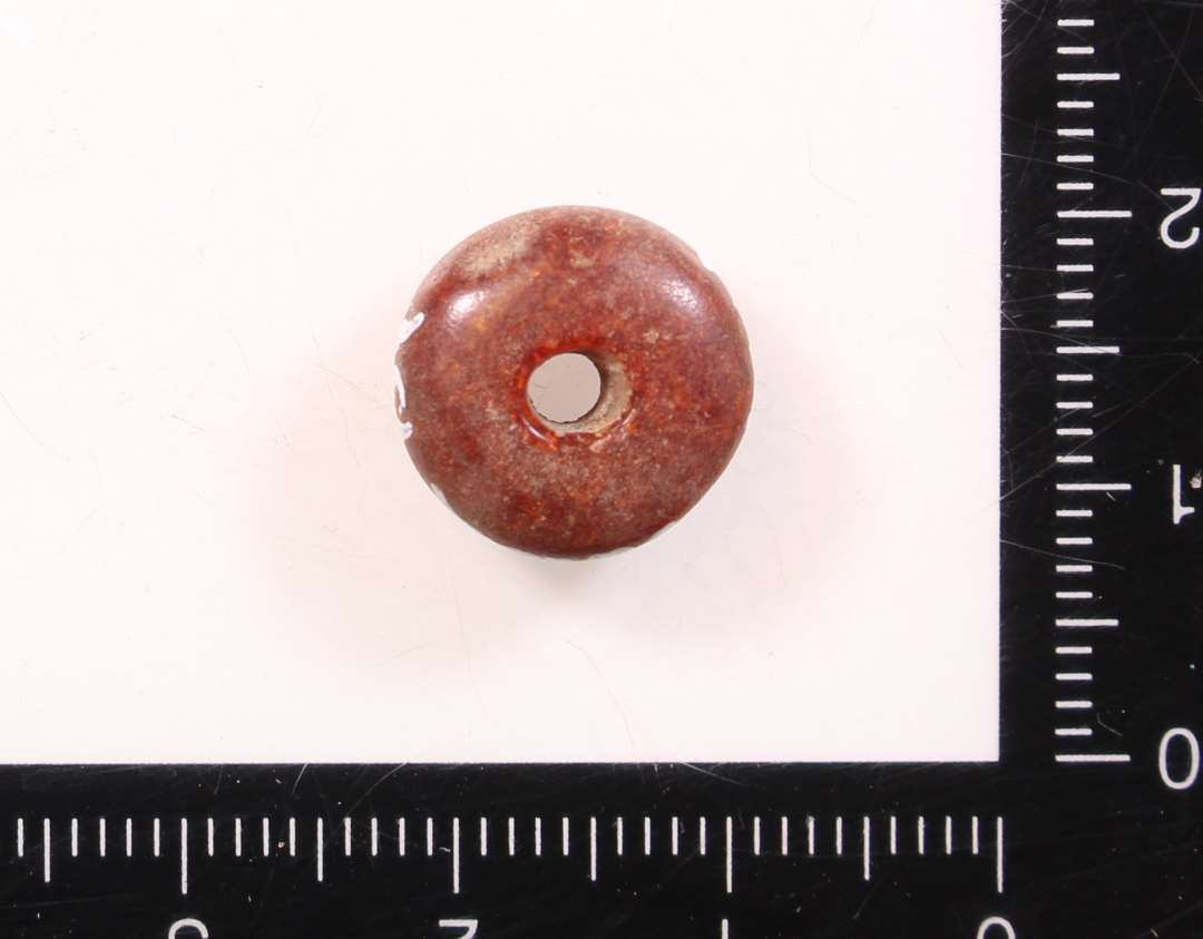 Ravperle, ringformet. diameter: 1,2 cm.
