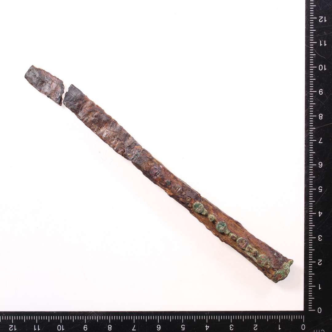 Spisekniv. Knivskaft med bronzenitter samt del af bladet bevaret. Desværre er en del brækket af. Samlet længde: 14,3 cm. 
